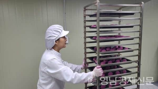 김은영 대표가 고구마빵을 옮기고 있다. ⓒ송정영농조합