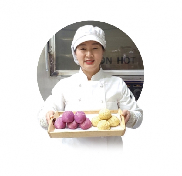 ▲ 김은영 대표가 고구마빵과 감자빵을 들고 있다. ⓒ송정영농조합