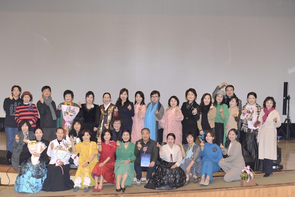 ▲ 지역교류 시낭송콘서트 단체사진ⓒ영일만시낭송예술협회