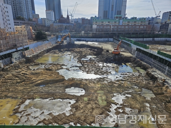 ▲ 취재진이 방문한 대구 달서구 본리동 아파트 현장, 포클레인이 흙을 깎는 듯한 행위를 하고 있는 가운데 제보자와 달서구·사업관계자는 서로 다른 주장을 펼치고 있다. ⓒ영남경제 자료