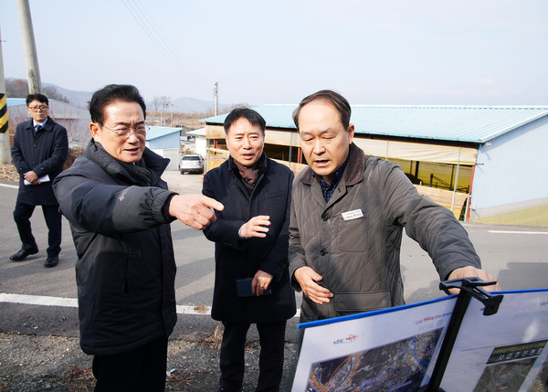 ▲ 최기문 영천시장이 제2탄약창 군사시설보호구역 현장 점검을 하고 있다. ⓒ영천시