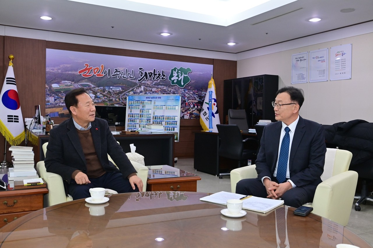 ▲ 박현국 봉화군수(왼쪽)가 지난 9일 군청 집무실에서 영남경제신문 박운석 대표이사(오른쪽)의 예방을 받고 새해 군정에 대해 설명하고 있다. ⓒ봉화군 제공