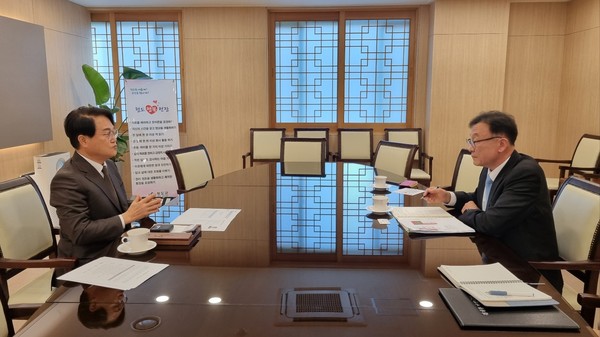 ▲ 김하수 청도군수(사진 왼쪽) 지난 15일 영남경제신문 박운석 대표이사를 접견하고 청도군의 미래는‘ 청도행복헌장’ 정신과 함께 교육이 앞서야 문화와 농촌이 연계 될 수 있다면 이를 기초로 해서 당면한 문제들을 풀어가겠다고 말했다. ⓒ채동규 기자