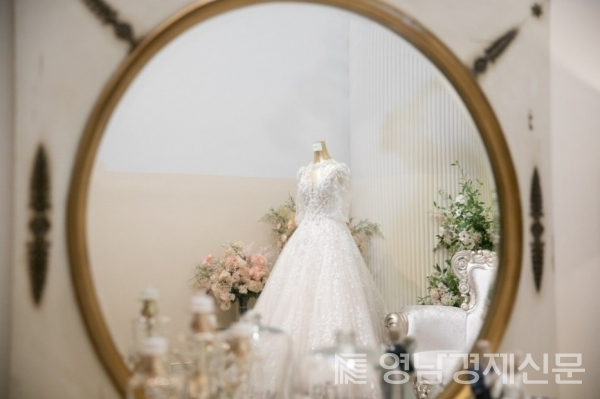 ▲ 유명 스튜디오가 참여한 라한에 전시된 웨딩드레스. ⓒ라한