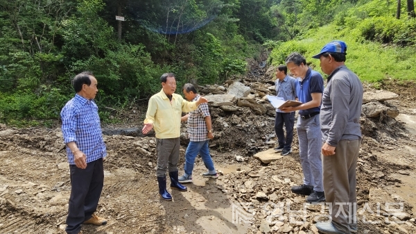 ▲ 박현국 봉화군수가 수해복구 현장을 방문해 현황 점검을 하고 있다. ⓒ봉화군