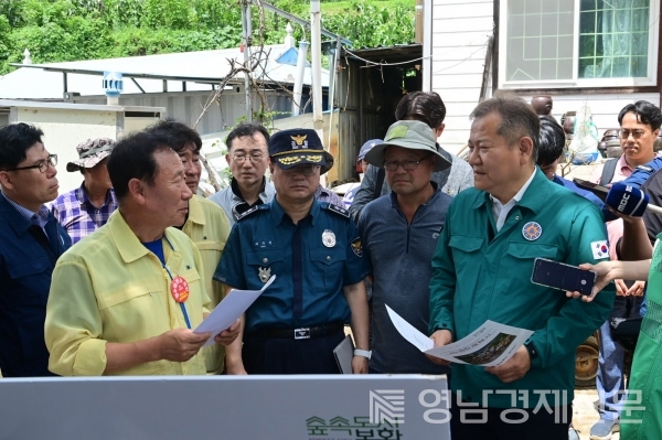 박현국 군수가 수해 현장을 방문한 행정안전부 장관에게 수해 현황을 보고