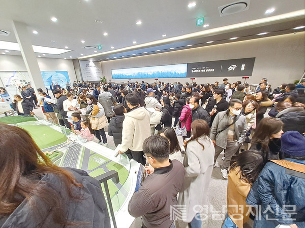 ▲ 방문객들로 북적이는 모델하우스  ⓒ영남경제 자료