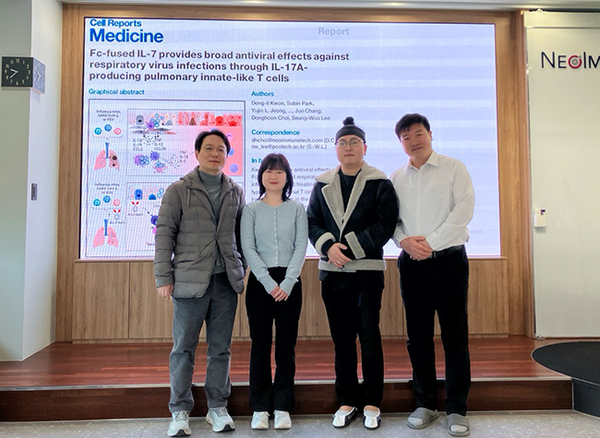 ▲ (왼쪽부터)이승우 교수, 정유진 박수빈 통합과정, 최동훈 박사.ⓒ포스텍