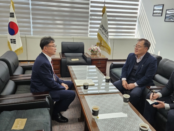 ▲ 경북테크노파크 하인성 원장(오른쪽)이 본지 박운석 대표이사와 대담을 하고 있다. ⓒ강신윤 기자