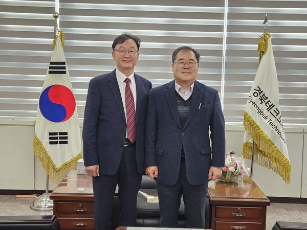 ▲ 경북테크노파크 하인성 원장(오른쪽)이 본지 박운석 대표이사와 대담을 한 뒤 기념촬영하고 있다. ⓒ강신윤 기자