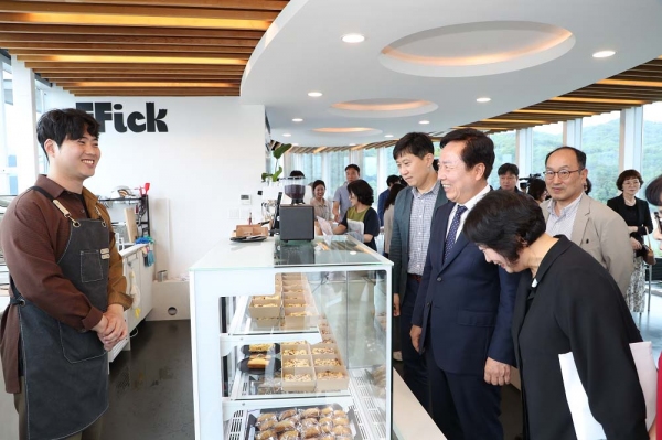 ▲ 권기창 안동시장이 청년창업 입주기업을 방문하고 있다. ⓒ안동시