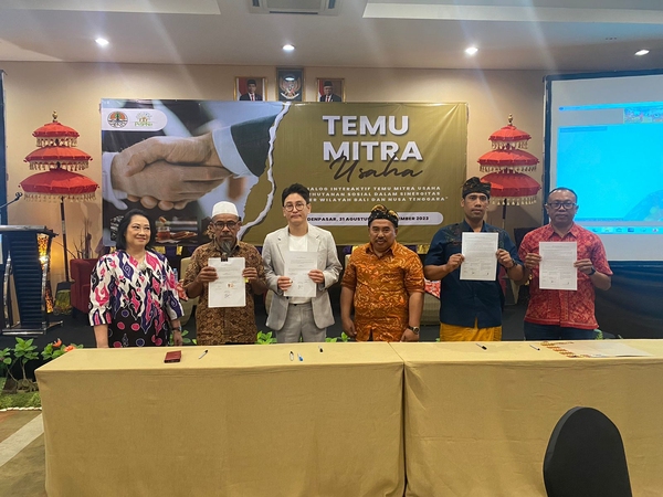 ▲ 카페몰리 김통겸 대표가 지난해 9월 6일 인도네시아에서 상호협력 MOU을 맺었다. ⓒ카페몰리