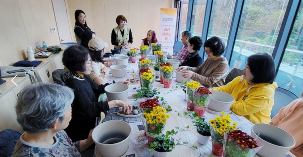 평생학습과는 국비사업으로 고등직업교육거점지구(HiVE) 사업 중 산림과가 조성한 ‘경산 치유의 숲’ 프로그램이 대표적이다. 2023년부터 운영 중인 이 프로그램은 타 부서와의 협업으로 기획된 평생학습 프로그램이 모범으로 평가받는다.ⓒ경산시