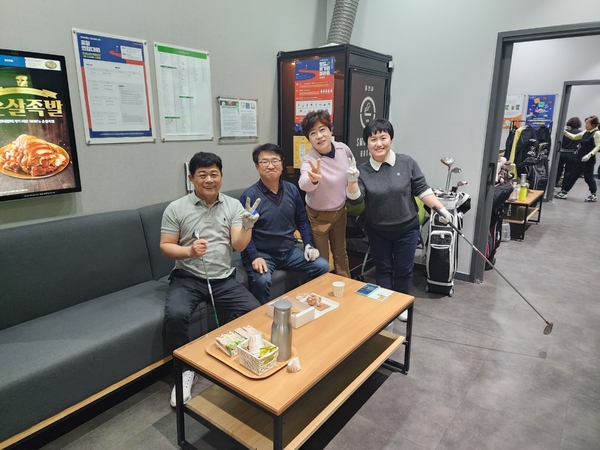 ▲ 스크린 골프장에서 회원들의 기념사진. ⓒ김소헌 기자