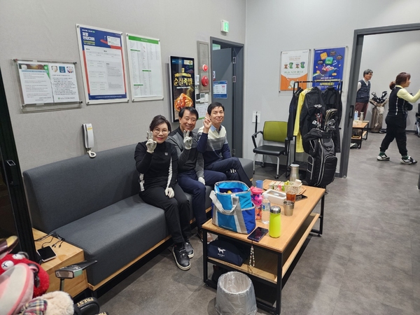 ▲ 스크린 골프장에서 회원들의 기념사진 ⓒ김소헌 기자