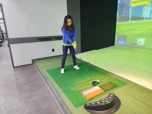 ▲ 스크린 골프를 치고 있는 회원. ⓒ김소헌 기자