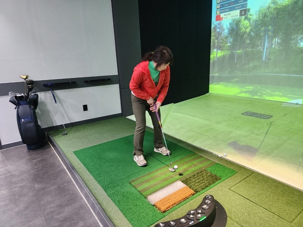 ▲ 스크린 골프를 치고 있는 회원 ⓒ김소헌 기자