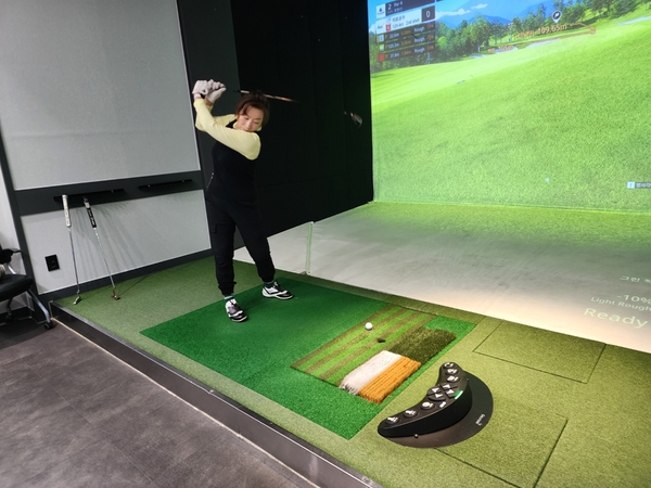 스크린 골프를 치고 있는 회원