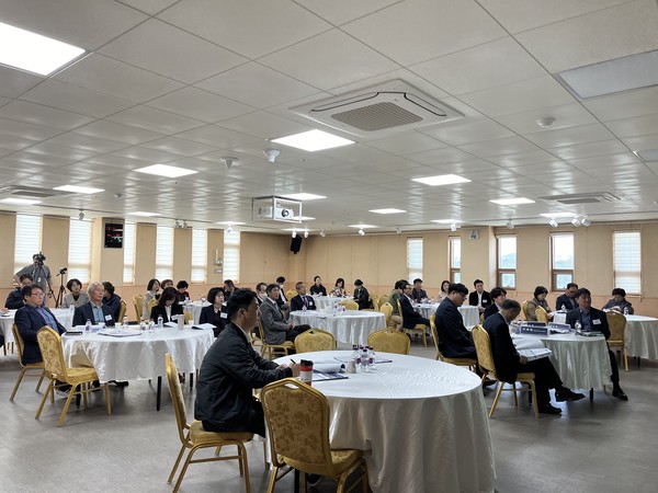 ▲ 23일 영남경제신문이 주최한 ‘2024 영남리더스포럼’ 참석자들이 배영호 (재)포항테크노파크 원장의 강연을 경청하고 있다. ⓒ영남경제 자료