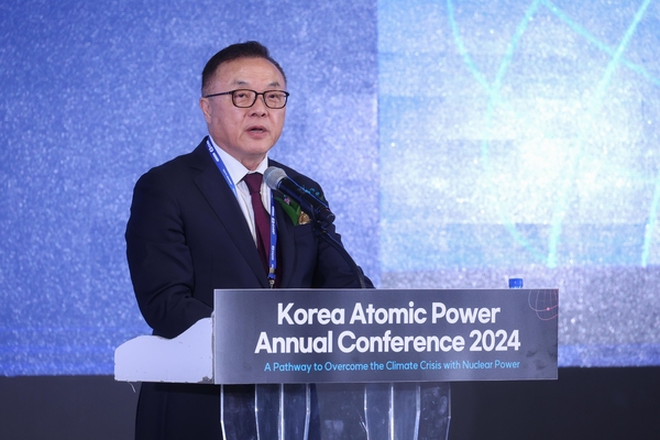 ▲ 황주호 한국수력원자력 사장이 24일 부산 벡스코에서 열린 '2024 한국원자력연차대회'에서 개회사를 하고 있다 ⓒ한수원