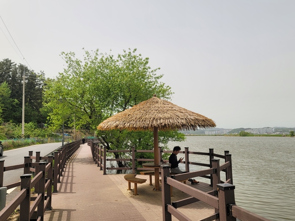 ▲ 산책로 중간 설치된 쉼터 ⓒ영남경제 자료