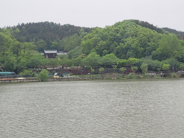 저수지 인근에 위치한 문수사(사찰)