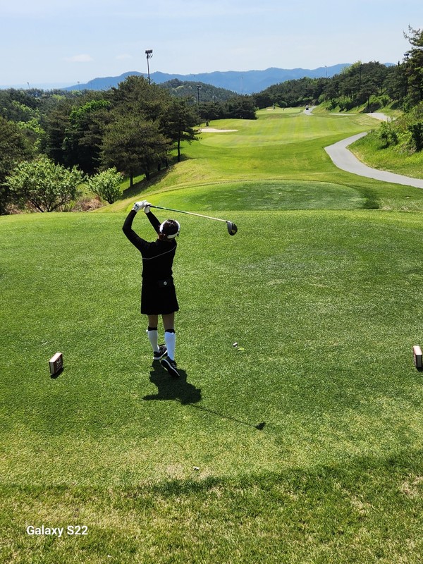 영남리더스 골프회 5월 월례회 힘차게 티샷 하는 회원