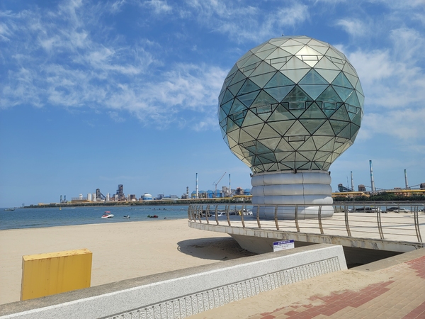 ▲ 형산강 폴리(조형물)과 뒤로 보이는 포스코 철강공단 ⓒ영남경제 자료