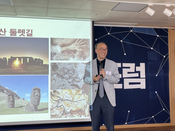 ▲ 28일 이재영 교수가 영남리더스포럼에서 저서 를 소개하고 있다. ⓒ이정택 기자