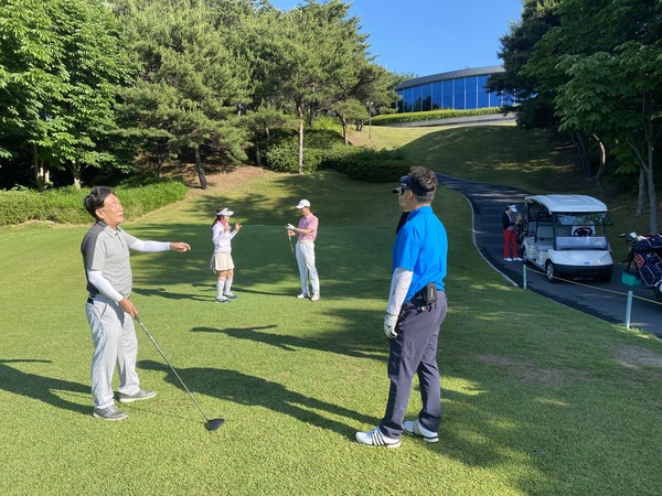 영남리더스 골프회 6월 월례회 회원들이 라운딩 시작전 담소를 나누고 있다.ⓒ김소헌기자
