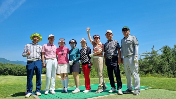 영남리더스 골프회 6월 월례회 라운딩 시작전 화이팅 "찰칵" ⓒ김소헌기자