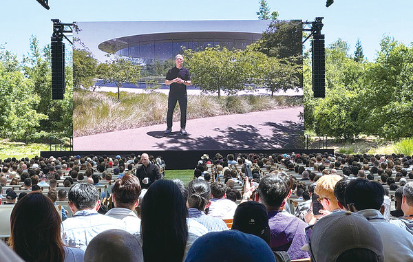 ▲ 애플이 10일(현지시간) 미국 캘리포니아주 쿠퍼티노 애플 파크 본사에서 개최한 ‘연례 세계 개발자 회의(WWDC) 2024’에서 팀 쿡 애플 최고경영자(CEO)가 애플의 AI 기능을 소개하고 있다. ⓒ연합