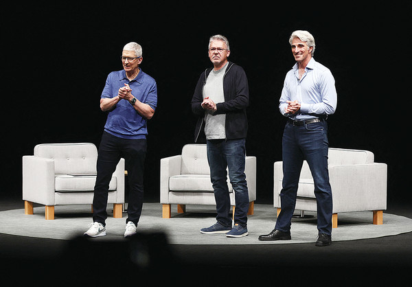 ▲ 팀 쿡 최고경영자(CEO·왼쪽)와 크레이그 페더리기 소프트웨어 엔지니어링 수석 부사장(오른쪽), 존 지아난드레아 기계학습 AI 부문 수석 부사장 등 애플 수뇌부가 10일 (현지시간) 미국 캘리포니아 쿠퍼티노의 애플 파크 본사에서 열린 연례 세계개발자회의에서 나란히 연단에 서 있다. ⓒ연합