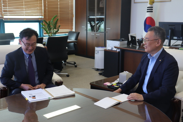 ▲ 김중권 경북신용보증재단 이사장(오른쪽)이 영남경제신문 박운석 대표이사와 만나 재단의 현황과 향후 운영방침에 대해 설명하고 있다. ⓒ경북신용보증재단