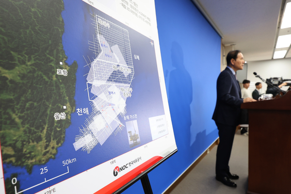 김동섭 한국석유공사 사장이 19일 오후 정부세종청사 산업통상자원부 기자실에서 동해 심해 가스전 개발 현안과 관련해 브리핑을 하고 있다. ⓒ연합