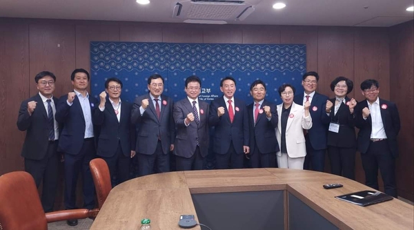 ▲ 주낙영 경주시장(왼쪽 네번째)을 비롯해 이철우 경북지사 김석기 국회의원 등이 APEC 유치 최종 PT를 앞두고 필승 퍼포먼스를 하고 있다. ⓒ경주시