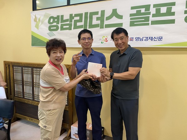 ▲ 영남리더스 골프회 7월 월례회 베스트커플상(김상국 회원, 우원희 회원) 시상식 모습. ⓒ김소헌 기자