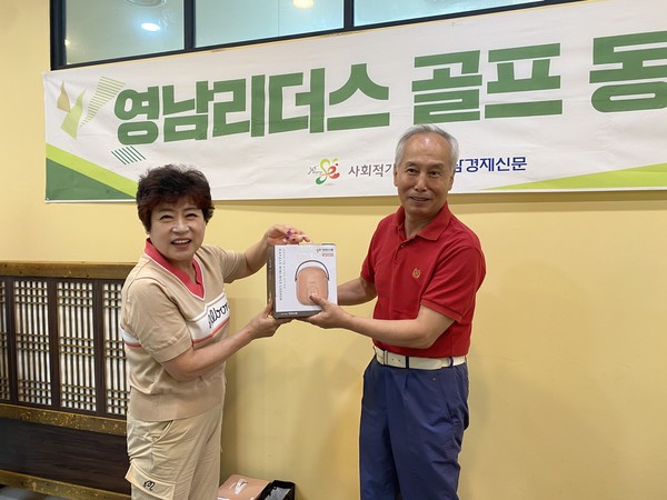 ▲ 영남리더스 골프회 7월 월례회 메달리스트(권영규 회원) 시상식 모습. ⓒ김소헌 기자