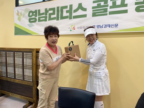▲ 영남리더스 골프회 7월 월례회 핸디우승(박금란 회원) 시상식 모습. ⓒ김소헌 기자
