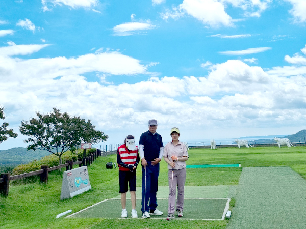 ▲ 영남리더스 골프회 7월 월례회 팀별(이동선, 권용복, 김정숙 회원) 기념사진. ⓒ김소헌 기자