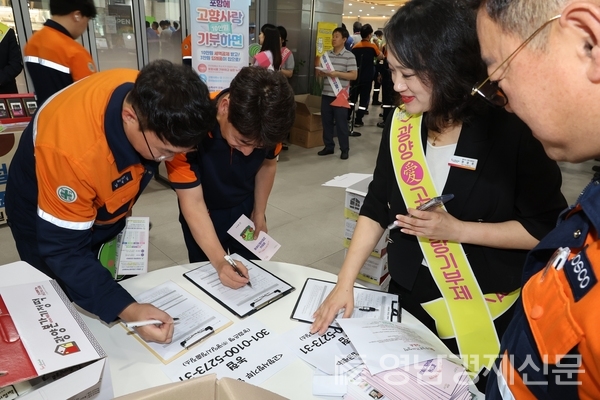 ▲ 11일 포항제철소 중앙대식당에서 포항광양제철소 직원 간 고향사랑기부제 참여 독려 홍보행사 진행하고 있는 모습. ⓒ포스코