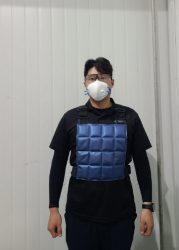 ▲ 에코프로가 실내 온도가 높은 현장에 상시 출입하는 근무자에게 냉각조끼를 지급했다. 사진은 냉각조끼를 착용한 모습. ⓒ에코프로
