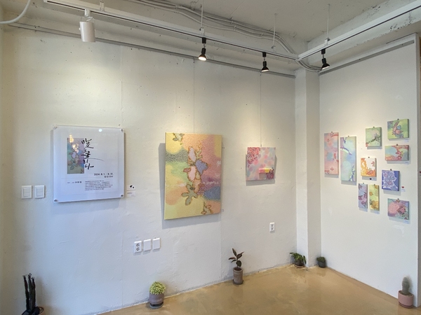 ▲ 독립 서점 ‘책방 수북’에서 포항 청년 작가 릴레이 전시가 열리고 있는 모습. ⓒ책방 수북