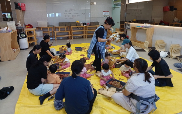▲ 아이들의 오감놀이가 진행되고 있다. ⓒ김천시