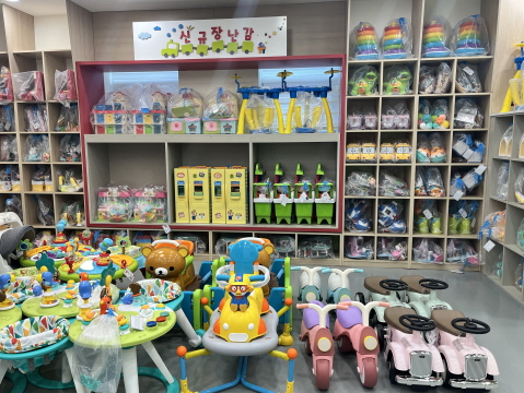 ▲ 장난감도서관에 영유아 신체 발달에 도움을 주는 다양한 장난감과 놀이기구가 설치돼 있다. ⓒ김천시