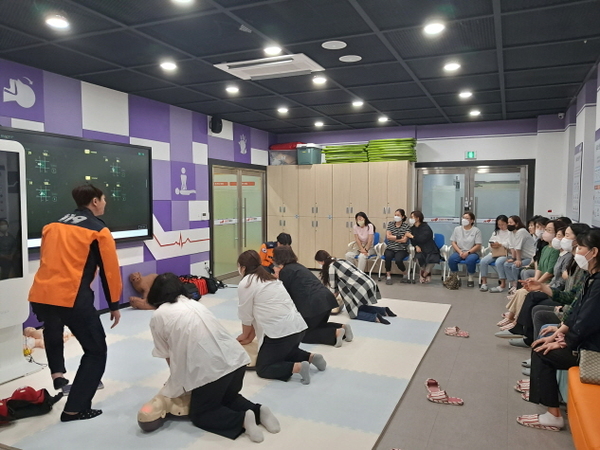 ▲ 보육교직원들이 어린이응급처치 등 실습교육을 하고 있다. ⓒ김천시