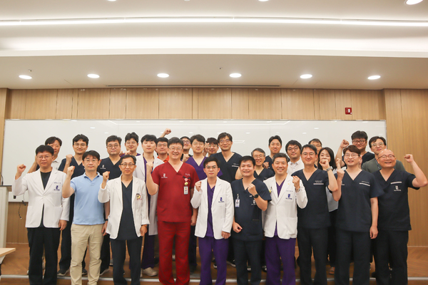 ▲ 캄보디아 KSFH 국립병원 닥터 소페악(첫째줄 왼쪽 다섯 번째)의 수료식후 기념사진을 촬영하고 있다. ⓒ에스포항병원