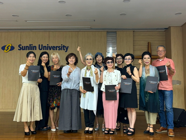 ▲ 선린대 평생교육원은 26일 11시40분 만나관 3층 성시홀에서 성인 학습자 9명을 대상으로 시니어모델 워킹&바른자세 교육과정 수료식을 개최했다. ⓒ선린대