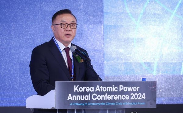 ▲ 황주호 한국수력원자력 사장이 24일 부산 벡스코에서 열린 ‘2024 한국원자력연차대회’에서 개회사를 하고 있다. ⓒ한수원