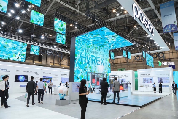 ▲ 4일 부산 벡스코에서 열린 '2024 기후산업국제박람회'에서 관람객들이 포스코그룹 탄소중립관을 둘러보고 있다.ⓒ포스코